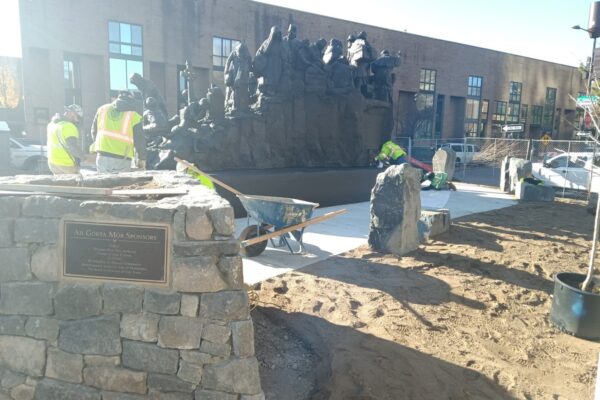 A bronze statue of Irish immigrants arriving on a ship