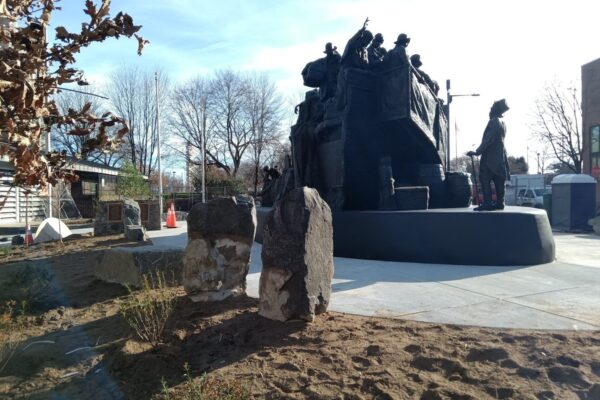 A bronze statue of Irish immigrants arriving on a ship